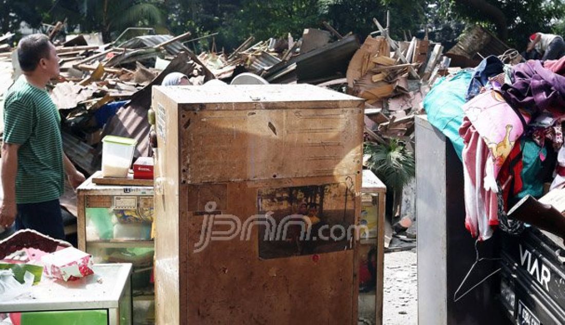 Suasana pasca pembongkaran pemukiman warga di RT 09 RW 04, Rawajati, Pancoran, Jakarta, Kamis (1/9). Bangunan-bangunan yang ditertibkan berada di samping Apartemen Kalibata City, berbatasan dengan pagar rel kereta api. Foto: Ricardo/JPNN.com - JPNN.com