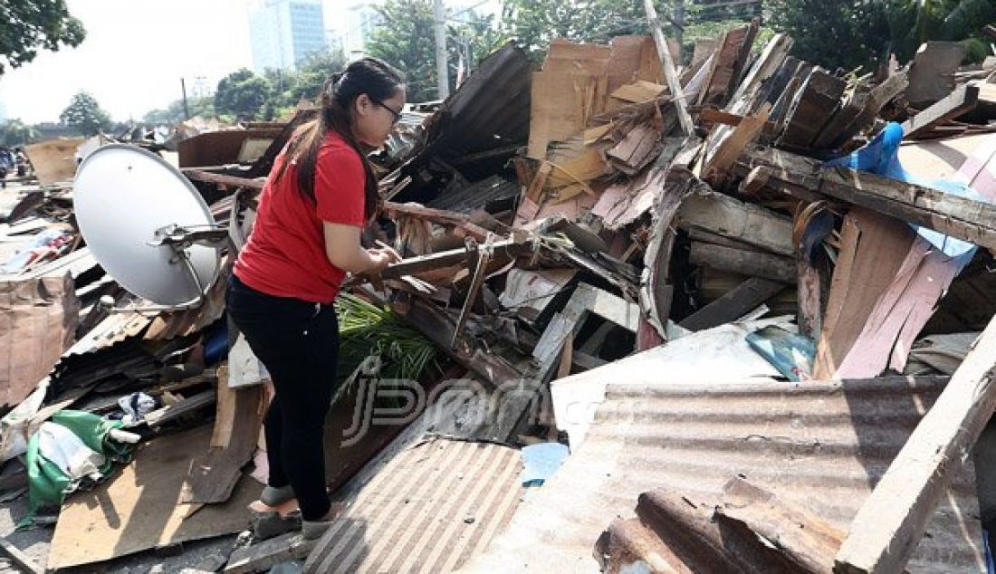 Suasana pasca pembongkaran pemukiman warga di RT 09 RW 04, Rawajati, Pancoran, Jakarta, Kamis (1/9). Bangunan-bangunan yang ditertibkan berada di samping Apartemen Kalibata City, berbatasan dengan pagar rel kereta api. Foto: Ricardo/JPNN.com - JPNN.com