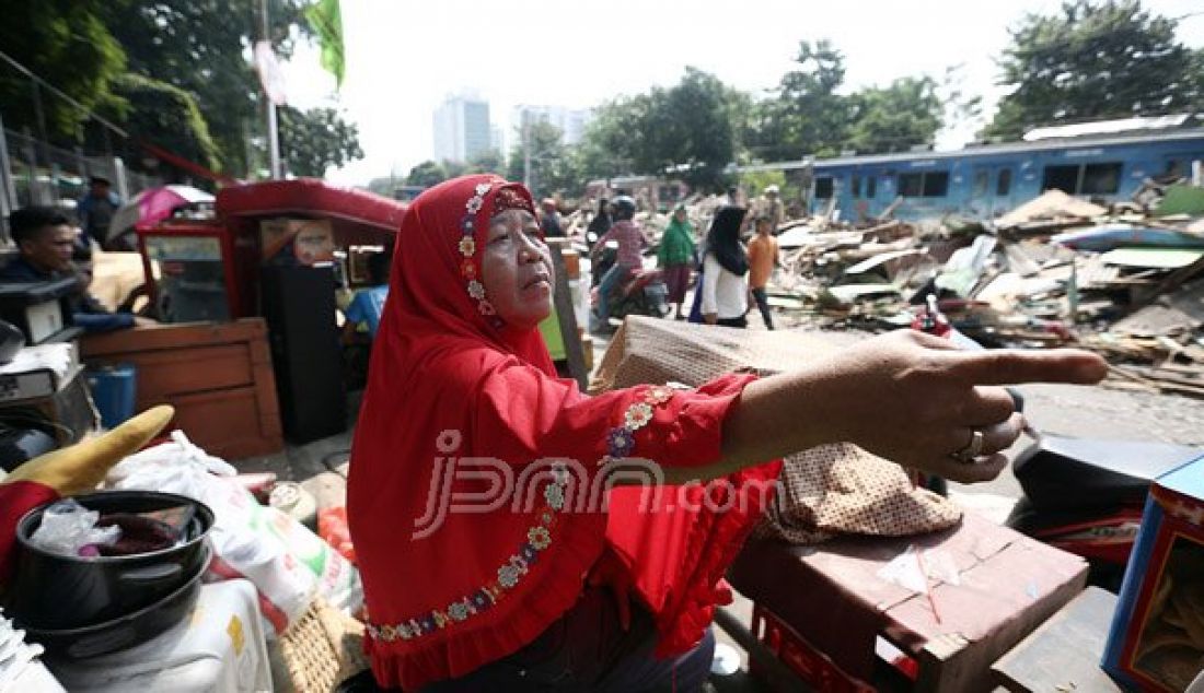 Suasana pasca pembongkaran pemukiman warga di RT 09 RW 04, Rawajati, Pancoran, Jakarta, Kamis (1/9). Bangunan-bangunan yang ditertibkan berada di samping Apartemen Kalibata City, berbatasan dengan pagar rel kereta api. Foto: Ricardo/JPNN.com - JPNN.com