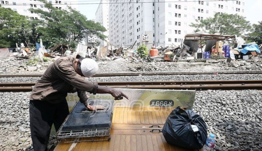 Suasana pasca pembongkaran pemukiman warga di RT 09 RW 04, Rawajati, Pancoran, Jakarta, Kamis (1/9). Bangunan-bangunan yang ditertibkan berada di samping Apartemen Kalibata City, berbatasan dengan pagar rel kereta api. Foto: Ricardo/JPNN.com - JPNN.com