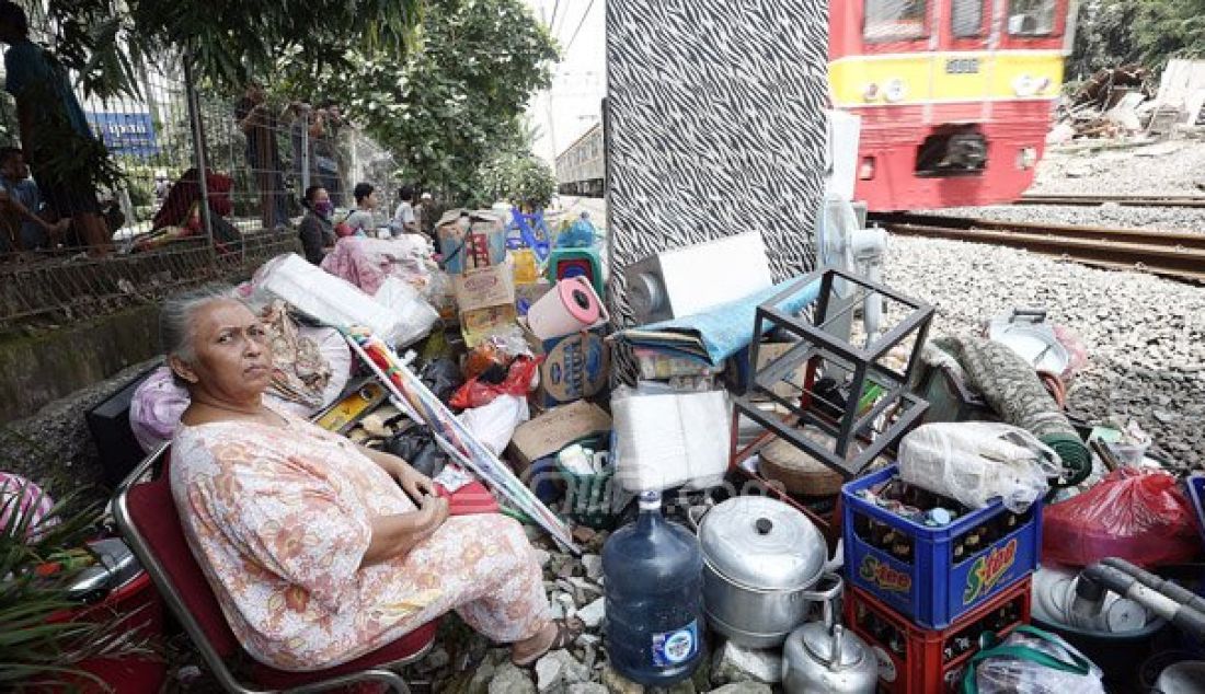 Suasana pasca pembongkaran pemukiman warga di RT 09 RW 04, Rawajati, Pancoran, Jakarta, Kamis (1/9). Bangunan-bangunan yang ditertibkan berada di samping Apartemen Kalibata City, berbatasan dengan pagar rel kereta api. Foto: Ricardo/JPNN.com - JPNN.com