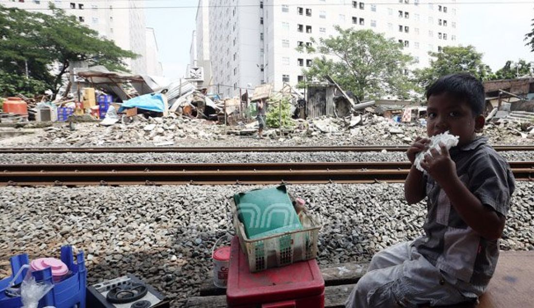 Suasana pasca pembongkaran pemukiman warga di RT 09 RW 04, Rawajati, Pancoran, Jakarta, Kamis (1/9). Bangunan-bangunan yang ditertibkan berada di samping Apartemen Kalibata City, berbatasan dengan pagar rel kereta api. Foto: Ricardo/JPNN.com - JPNN.com