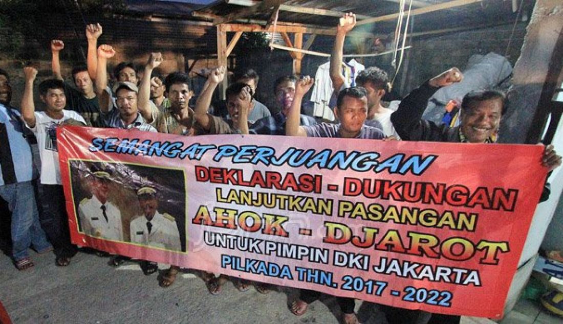 Sejumlah tokoh masyarakat tanah merah mendeklarasikan dukungan lanjutkan pasangan Ahok-Djarot maju di Pilkada 2017-2022 dan kembali memimpin DKI Jakarta, Kamis (1/9). Warga mengaku merasakan langsung hasil kinerja dari duet Ahok dan Djarot. Foto: Ricardo/JPNN.com - JPNN.com