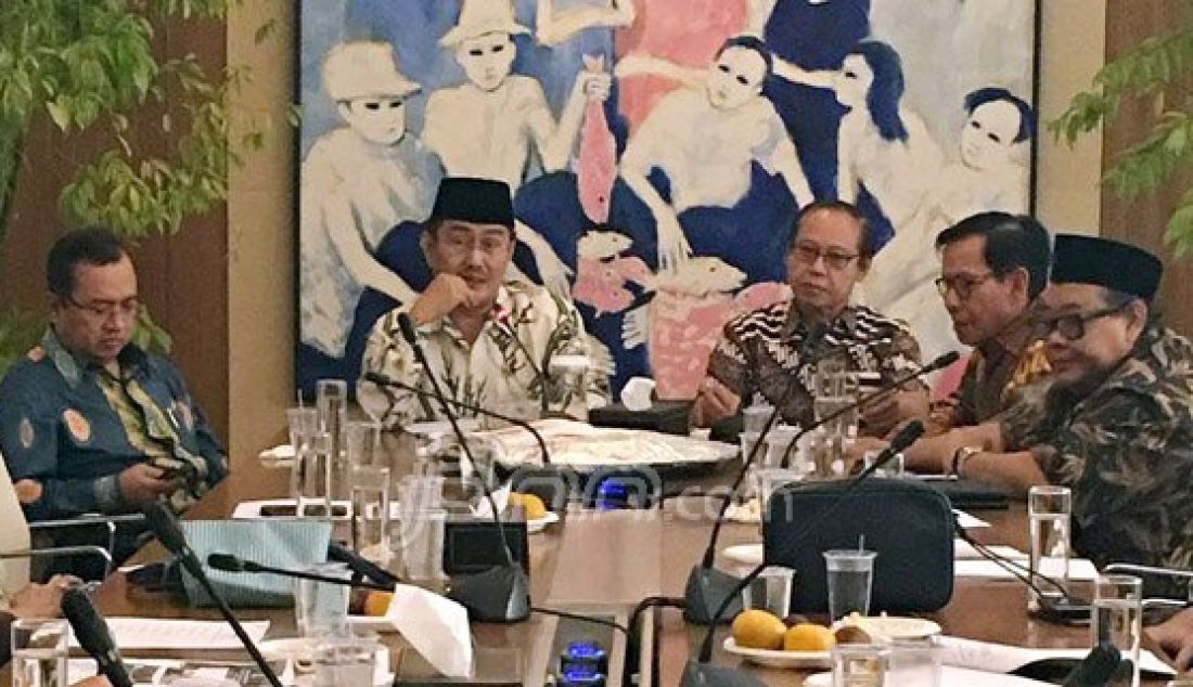 Wakil Ketua Dewan Penasehat Ikatan cendikiawan muslim Indonesia (ICMI) Djan Farid (ketiga dari kanan) bersalaman dengan ketua ICMI Jimly Asshiddiqie (kedua dari kiri) disaksikan Sekjen ICMI Djafar Hafsah (kanan) dan Presidium Ikatan Cendekiawan Muslim Indonesia Priyo Budi santoso (kiri) saat acara peresmian kantor pusat ICMI Jl Proklamasi no 53, Jakarta, Jumat (2/9). ICMI akan mengembangkan program ekonomi bagi masyarakat menengah dan bekerjasama dengan berbagai lembaga untuk memaksimalkan kontribusi bagi bangsa dan negara. Foto : Ricardo/JPNN.com - JPNN.com