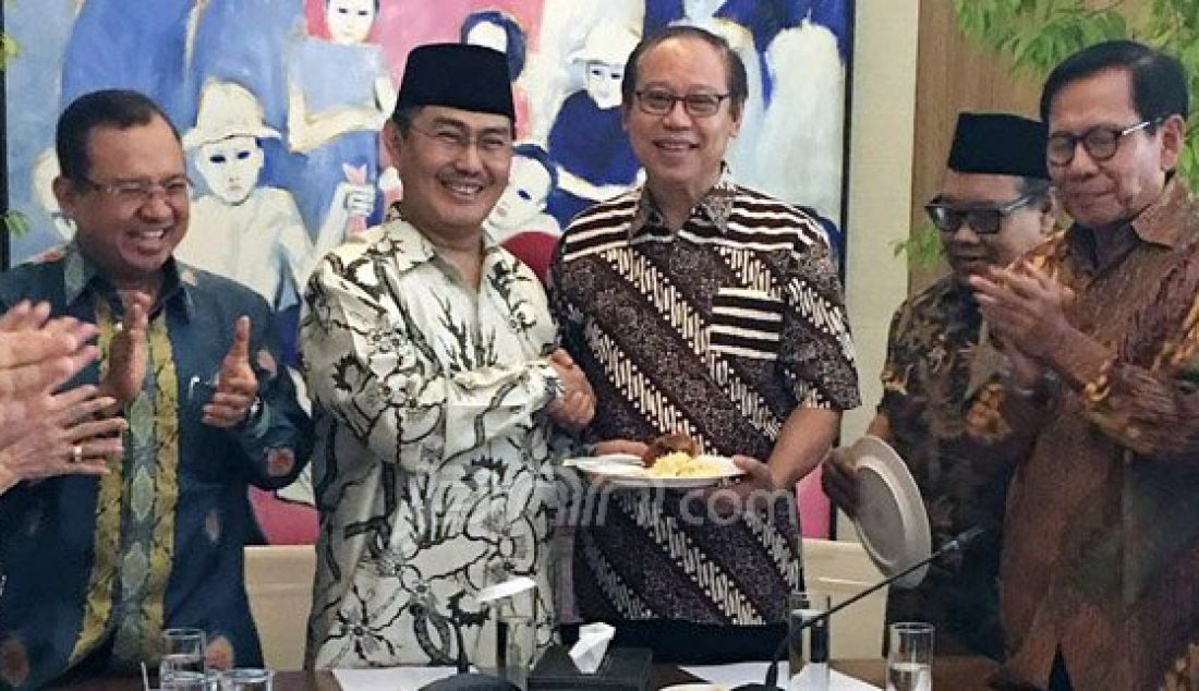 Wakil Ketua Dewan Penasehat Ikatan cendikiawan muslim Indonesia (ICMI) Djan Farid (ketiga dari kanan) bersalaman dengan ketua ICMI Jimly Asshiddiqie (kedua dari kiri) disaksikan Sekjen ICMI Djafar Hafsah (kanan) dan Presidium Ikatan Cendekiawan Muslim Indonesia Priyo Budi santoso (kiri) saat acara peresmian kantor pusat ICMI Jl Proklamasi no 53, Jakarta, Jumat (2/9). ICMI akan mengembangkan program ekonomi bagi masyarakat menengah dan bekerjasama dengan berbagai lembaga untuk memaksimalkan kontribusi bagi bangsa dan negara. Foto : Ricardo/JPNN.com - JPNN.com