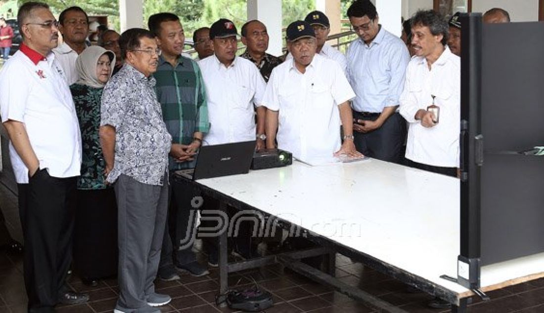 Wakil Presiden Jusuf Kalla bersama sejumlah menteri meninjau bangunan Wisma Atlet di Hambalang, Bogor, Minggu (4/9). Proyek pembangunan Pusat Pelatihan Pendidikan dan Sekolah Olahraga Nasional (P3SON) yang bernilai Rp 1,2 Triliun akan dilanjutkan. Foto : Ricardo/JPNN.com - JPNN.com