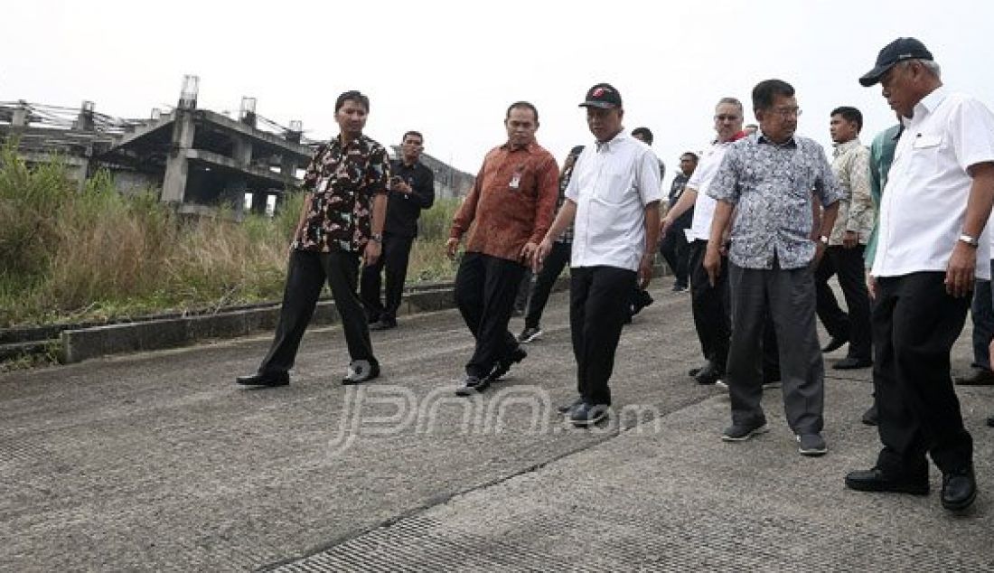 Wakil Presiden Jusuf Kalla bersama sejumlah menteri meninjau bangunan Wisma Atlet di Hambalang, Bogor, Minggu (4/9). Proyek pembangunan Pusat Pelatihan Pendidikan dan Sekolah Olahraga Nasional (P3SON) yang bernilai Rp 1,2 Triliun akan dilanjutkan. Foto : Ricardo/JPNN.com - JPNN.com