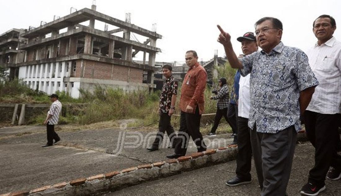 Wakil Presiden Jusuf Kalla bersama sejumlah menteri meninjau bangunan Wisma Atlet di Hambalang, Bogor, Minggu (4/9). Proyek pembangunan Pusat Pelatihan Pendidikan dan Sekolah Olahraga Nasional (P3SON) yang bernilai Rp 1,2 Triliun akan dilanjutkan. Foto : Ricardo/JPNN.com - JPNN.com