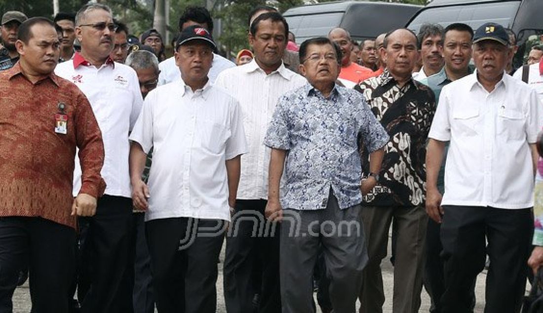 Wakil Presiden Jusuf Kalla bersama sejumlah menteri meninjau bangunan Wisma Atlet di Hambalang, Bogor, Minggu (4/9). Proyek pembangunan Pusat Pelatihan Pendidikan dan Sekolah Olahraga Nasional (P3SON) yang bernilai Rp 1,2 Triliun akan dilanjutkan. Foto : Ricardo/JPNN.com - JPNN.com