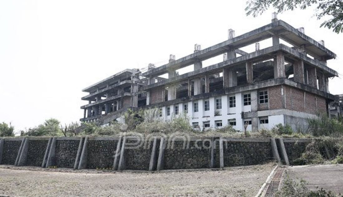 Bangunan Wisma Atlet yang terbengkalai di Hambalang, Bogor, Minggu (4/9). Bangunan yang digunakan sebagai Pusat Pelatihan Pendidikan dan Sekolah Olahraga Nasional (P3SON) akan menjadi pusat pendidikan pelatih di bawah Universita Negeri Jakarta atau pemusatan latihan atlet-atlet nasional. Foto : Ricardo/JPNN.com - JPNN.com