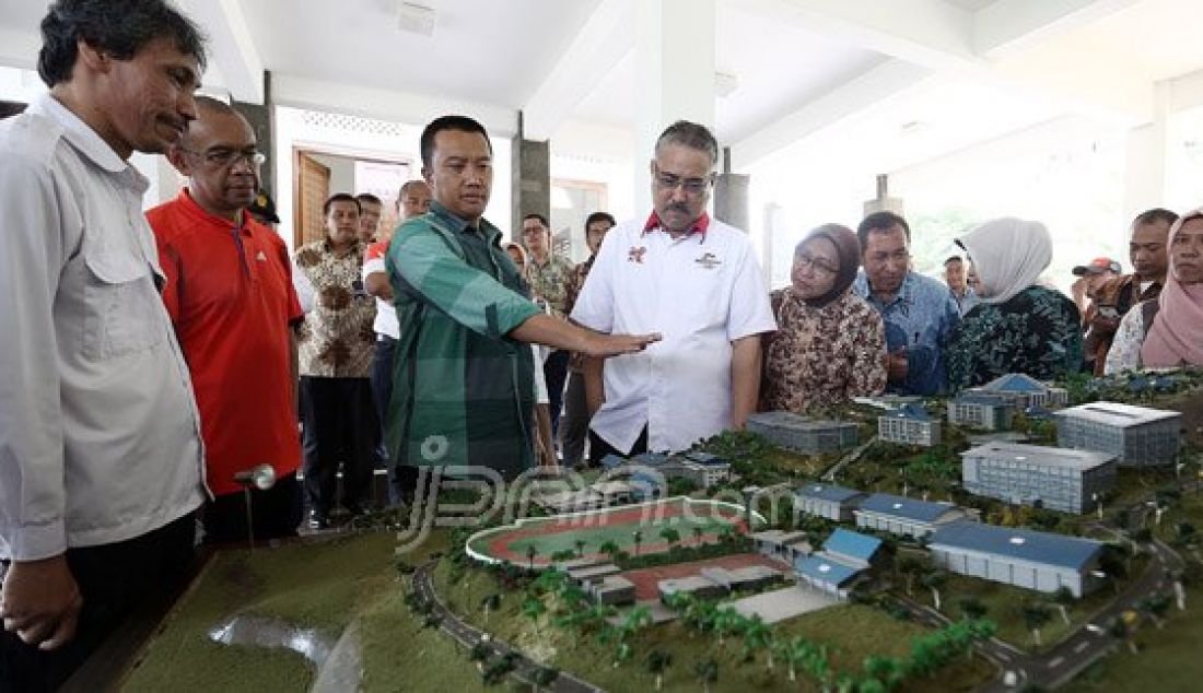 Menpora Imam Nahrawi meninjau Proyek pembangunan Pusat Pelatihan Pendidikan dan Sekolah Olahraga Nasional (P3SON) di Hambalang, Bogor, Minggu (4/9). Proyek yang bernilai Rp 1,2 Triliun akan dikoordinasikan dengan Kemenristek-dikti terkait penggunaannya. Foto : Ricardo/JPNN.com - JPNN.com