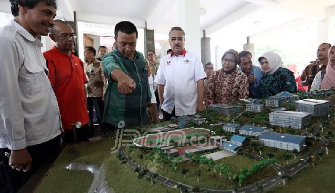 Menpora Imam Nahrawi meninjau Proyek pembangunan Pusat Pelatihan Pendidikan dan Sekolah Olahraga Nasional (P3SON) di Hambalang, Bogor, Minggu (4/9). Proyek yang bernilai Rp 1,2 Triliun akan dikoordinasikan dengan Kemenristek-dikti terkait penggunaannya. Foto : Ricardo/JPNN.com - JPNN.com