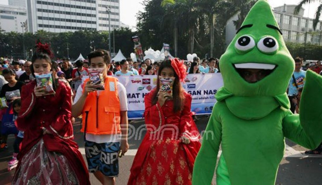 Managing Director Oops Yan Antoni (berjongkok) membagikan makanan ringan Oops pada peluncuran Oops Expression, Jakarta, Minggu (4/9). Dalam rangka Hari Pelanggan Nasional (Harpelnas) 2016, Kegiatan tersebut sebagai bentuk kepedulian bersama kepada pelanggan. Foto : Ricardo/JPNN.com - JPNN.com