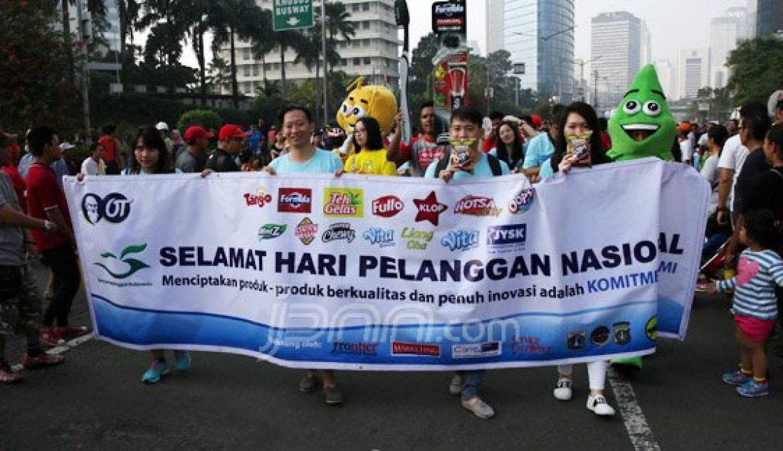 Managing Director Oops Yan Antoni (berjongkok) membagikan makanan ringan Oops pada peluncuran Oops Expression, Jakarta, Minggu (4/9). Dalam rangka Hari Pelanggan Nasional (Harpelnas) 2016, Kegiatan tersebut sebagai bentuk kepedulian bersama kepada pelanggan. Foto : Ricardo/JPNN.com - JPNN.com