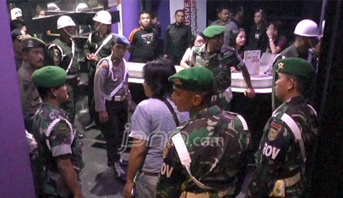 Petugas gabungan dari Detasement Polisi Militer (Denpom) II/2 Jambi bersama anggota Propam Polresta Jambi dan Badan Narkotika Nasional Provinsi (BNNP) Jambi dibantu satpol PP saat merazia sejulah tempat hiburan malam, Minggu (4/9). Foto: Eddy/Jambi Independent - JPNN.com