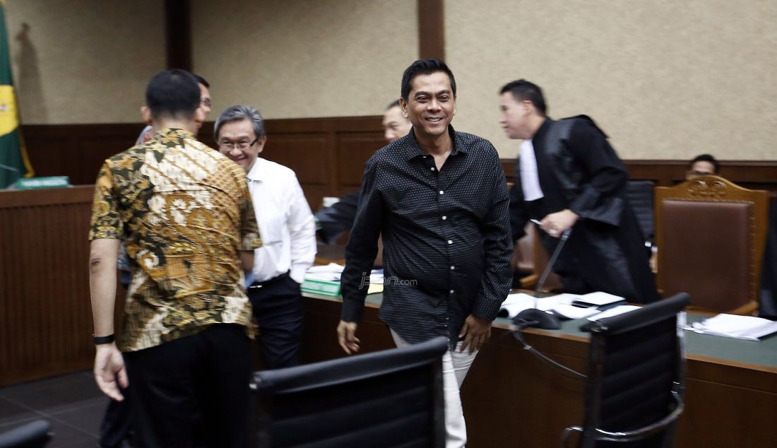 Gubernur DKI Jakarta, Basuki Tjahaja Purnama (Ahok) dan stafnya, Sunny Tanuwidjaja bersaksi di Pengadilan Tipikor Jakarta, Senin (5/9/). Keduanya dihadirkan sebagai saksi oleh Jaksa Penuntut Umum pada Komisi Pemberantasan Korupsi (KPK) untuk terdakwa Mohamad Sanusi. Foto: Ricardo/JPNN.com - JPNN.com