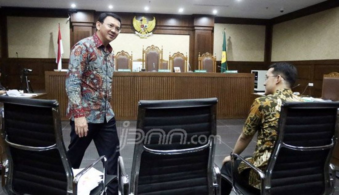 Gubernur DKI Jakarta, Basuki Tjahaja Purnama (Ahok) dan stafnya, Sunny Tanuwidjaja bersaksi di Pengadilan Tipikor Jakarta, Senin (5/9/). Keduanya dihadirkan sebagai saksi oleh Jaksa Penuntut Umum pada Komisi Pemberantasan Korupsi (KPK) untuk terdakwa Mohamad Sanusi. Foto: Ricardo/JPNN.com - JPNN.com