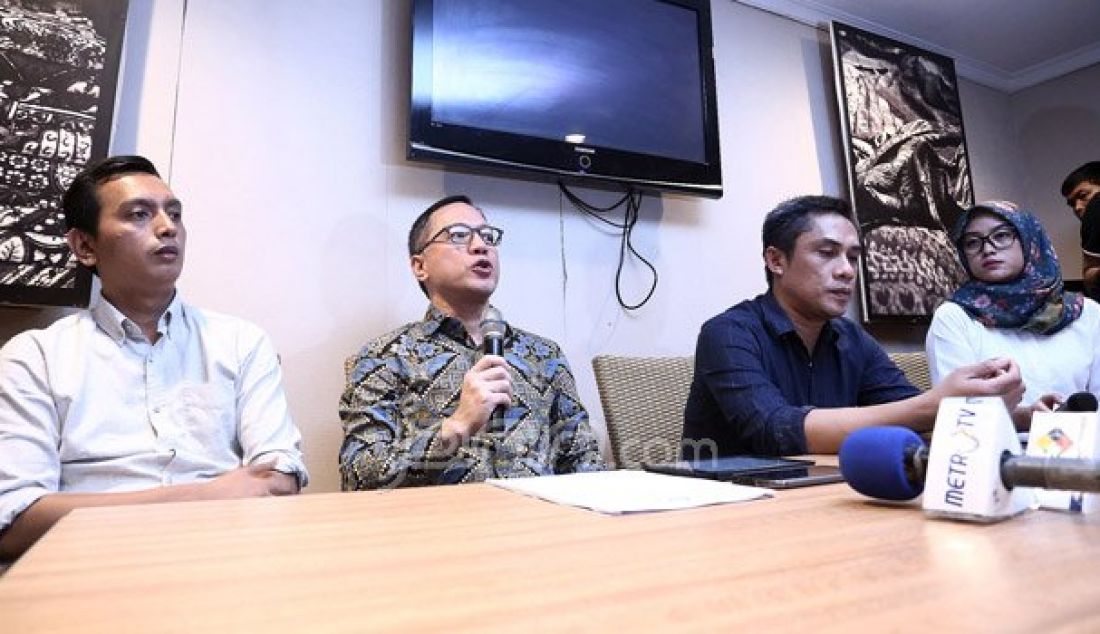 Anggota Komisi I DPR RI Arif Suditomo didampingi Direktur Imparsial Al Araf (kiri) dan Pengamat Politik Andi Saiful Haq (kanan) pada diskusi publik bertema 'Pergantian Kepala BIN dan Membangun Intelijen Profesional', Jakarta, Senin (5/9). Foto: Ricardo/JPNN.com - JPNN.com