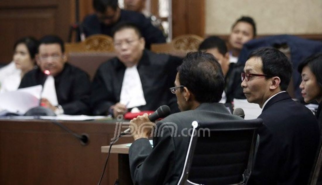 Ahli Patologi Forensik Prof Dr Beng Ong bersaksi pada sidang kasus pembunuhan berencana Wayan Mirna Salihin dengan terdakwa Jessica Kumala Wongso di Pengadilan Negeri Jakarta Pusat, Senin (5/9). Sidang tersebut menghadirkan saksi ahli dari pihak Jessica. Foto: Ricardo/JPNN.com - JPNN.com