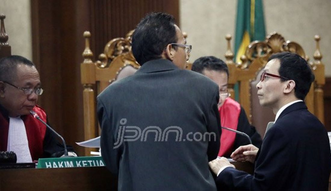 Ahli Patologi Forensik Prof Dr Beng Ong bersaksi pada sidang kasus pembunuhan berencana Wayan Mirna Salihin dengan terdakwa Jessica Kumala Wongso di Pengadilan Negeri Jakarta Pusat, Senin (5/9). Sidang tersebut menghadirkan saksi ahli dari pihak Jessica. Foto: Ricardo/JPNN.com - JPNN.com