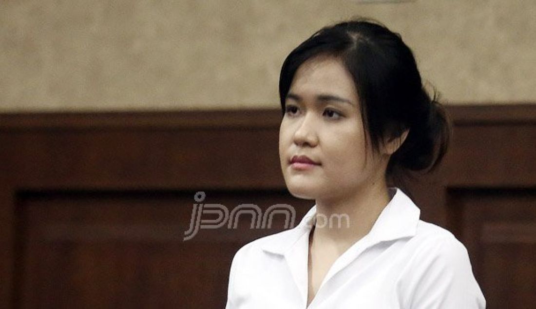 Terdakwa Jessica Kumala Wongso saat menjalani sidang kasus pembunuhan berencana Wayan Mirna Salihin di Pengadilan Negeri Jakarta Pusat, Senin (5/9). Sidang tersebut menghadirkan saksi ahli dari pihak Jessica. Foto: Ricardo/JPNN.com - JPNN.com