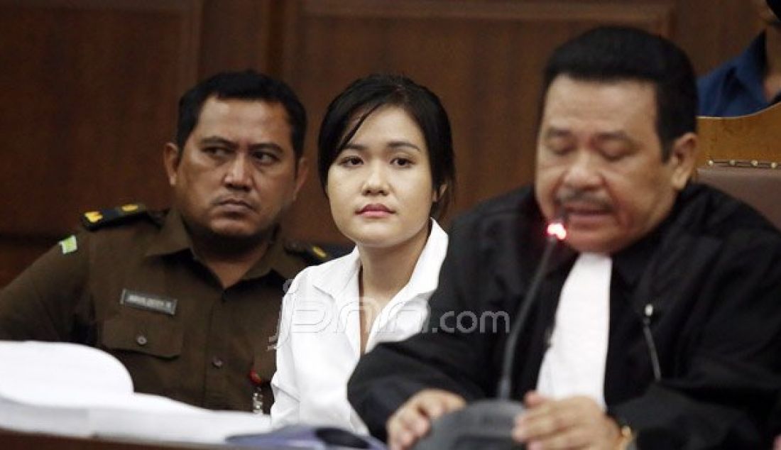 Terdakwa Jessica Kumala Wongso saat menjalani sidang kasus pembunuhan berencana Wayan Mirna Salihin di Pengadilan Negeri Jakarta Pusat, Senin (5/9). Sidang tersebut menghadirkan saksi ahli dari pihak Jessica. Foto: Ricardo/JPNN.com - JPNN.com