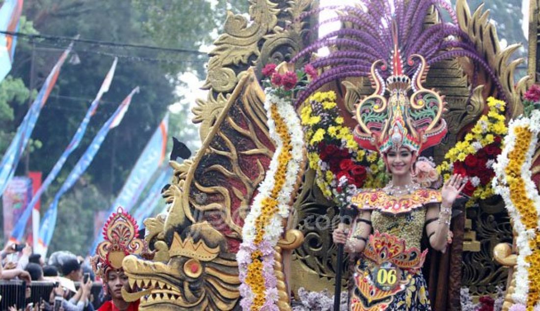 Malang Flower carnival ke-7 digelar di sepanjang jalan Ijen, kota Malang, Minggu (4/9). Ratusan peserta mengikuti karnaval jalanan yang berlangsung mulai pukul 10 pagi hingga 4 sore tersebut. Foto: Darmono/Radar Malang - JPNN.com