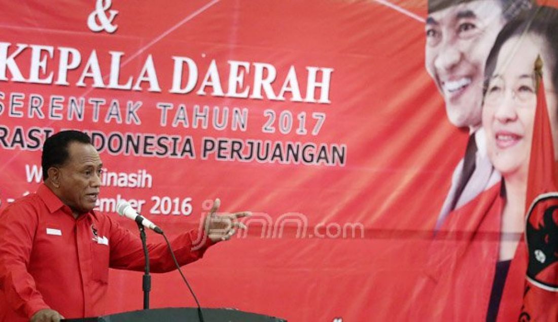 Ketua DPP PDIP dan Kepala Sekolah Komarudin Watubun memberikan arahan kepada calon kepala daerah pada sekolah calon kepala daerah angkatan ke-2 di Wisma Kinasih, Depok, Jawa Barat, Selasa (6/9). Foto: Ricardo/JPNN.com - JPNN.com