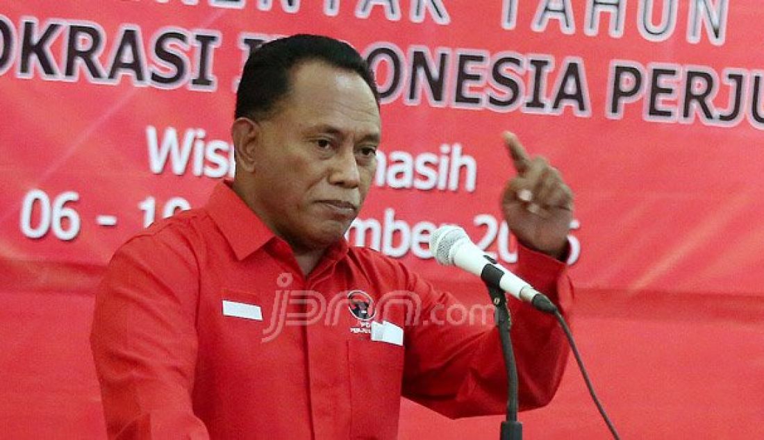 Ketua DPP PDIP dan Kepala Sekolah Komarudin Watubun memberikan arahan kepada calon kepala daerah pada sekolah calon kepala daerah angkatan ke-2 di Wisma Kinasih, Depok, Jawa Barat, Selasa (6/9). Foto: Ricardo/JPNN.com - JPNN.com