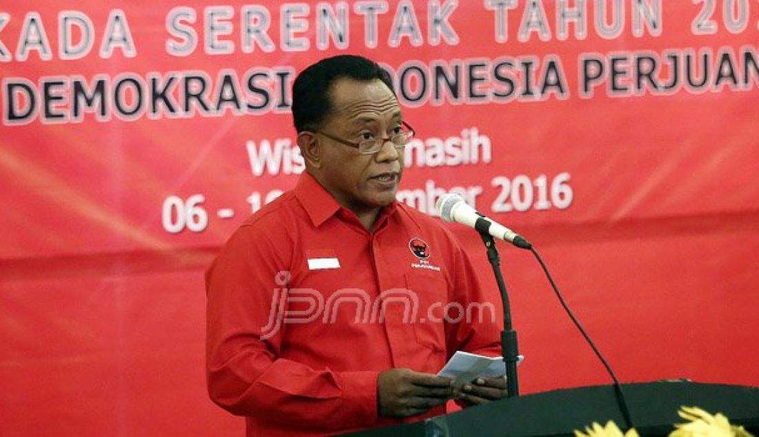 Ketua DPP PDIP dan Kepala Sekolah Komarudin Watubun memberikan arahan kepada calon kepala daerah pada sekolah calon kepala daerah angkatan ke-2 di Wisma Kinasih, Depok, Jawa Barat, Selasa (6/9). Foto: Ricardo/JPNN.com - JPNN.com