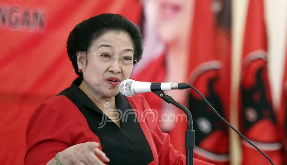 Ketua Umum PDI Perjuangan Megawati Soekarnoputri memberikan pidato dan membuka sekolah calon kepala daerah angkatan ke-2 di Wisma Kinasih, Depok, Jawa Barat, Selasa (6/9). Foto: Ricardo/JPNN.com - JPNN.com