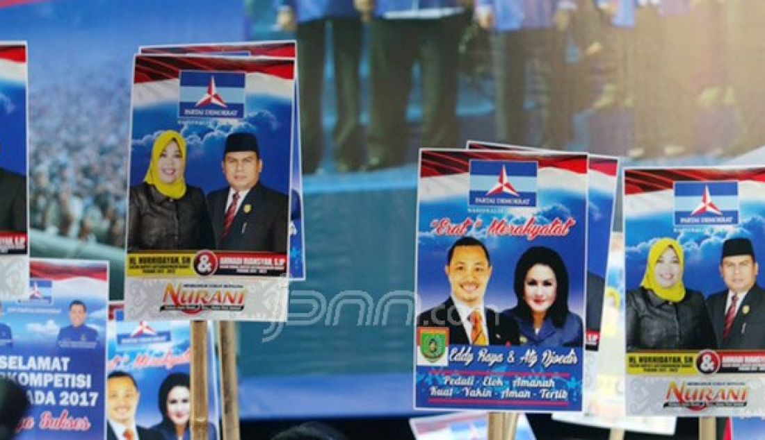 Wakil Sekjen Andi Timo Pangerang (kiri) saat berfoto bersama dua Pasangan Calon Bupati dan Wakil Bupati Kalimantan Tengah usai penyerahan rekomendasi, Jakarta, Senin (5/9). Kedua pasangan calon dinyatakan memenuhi kriteria dan kapabilitas. Foto: Ricardo/JPNN.com - JPNN.com