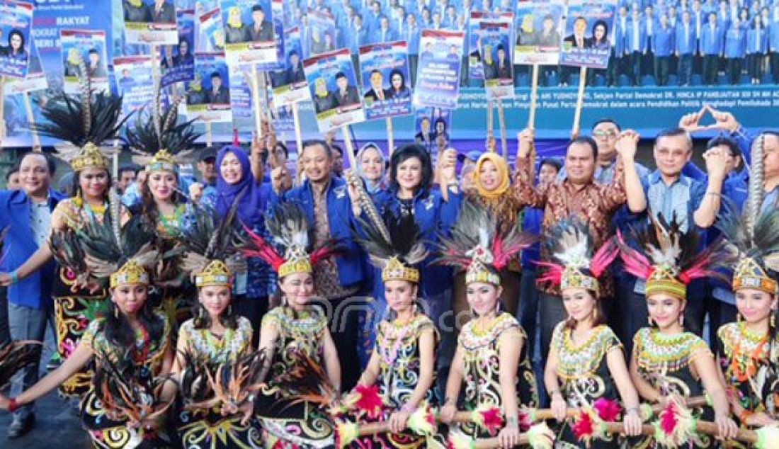 Wakil Sekjen Andi Timo Pangerang (kiri) saat berfoto bersama dua Pasangan Calon Bupati dan Wakil Bupati Kalimantan Tengah usai penyerahan rekomendasi, Jakarta, Senin (5/9). Kedua pasangan calon dinyatakan memenuhi kriteria dan kapabilitas. Foto: Ricardo/JPNN.com - JPNN.com