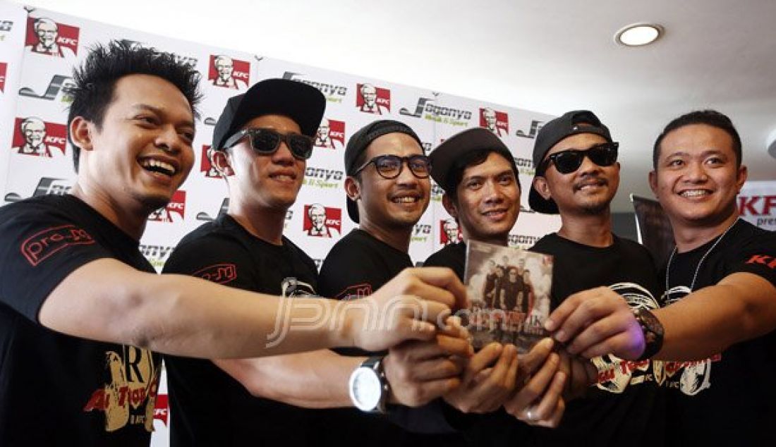 Grup Band Repvblik bersama Label Pro M, Jagonya Music dan Sport Indonesia (JMSI), KFC Indonesia menggelar launching album kedua berjudul Aku Tetap Cinta, Jakarta, Rabu (7/9). Album yang terdiri dari 13 lagu bisa didapatkan digerai KFC seluruh Indonesia. Foto: Ricardo/JPNN.com - JPNN.com