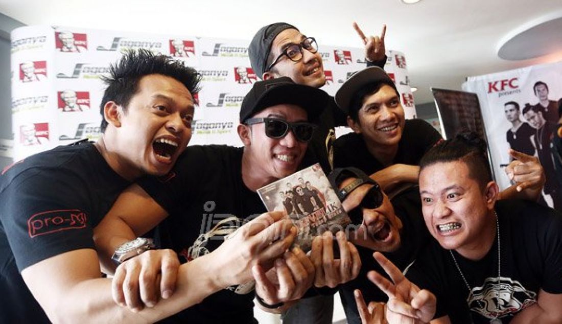 Grup Band Repvblik bersama Label Pro M, Jagonya Music dan Sport Indonesia (JMSI), KFC Indonesia menggelar launching album kedua berjudul Aku Tetap Cinta, Jakarta, Rabu (7/9). Album yang terdiri dari 13 lagu bisa didapatkan digerai KFC seluruh Indonesia. Foto: Ricardo/JPNN.com - JPNN.com