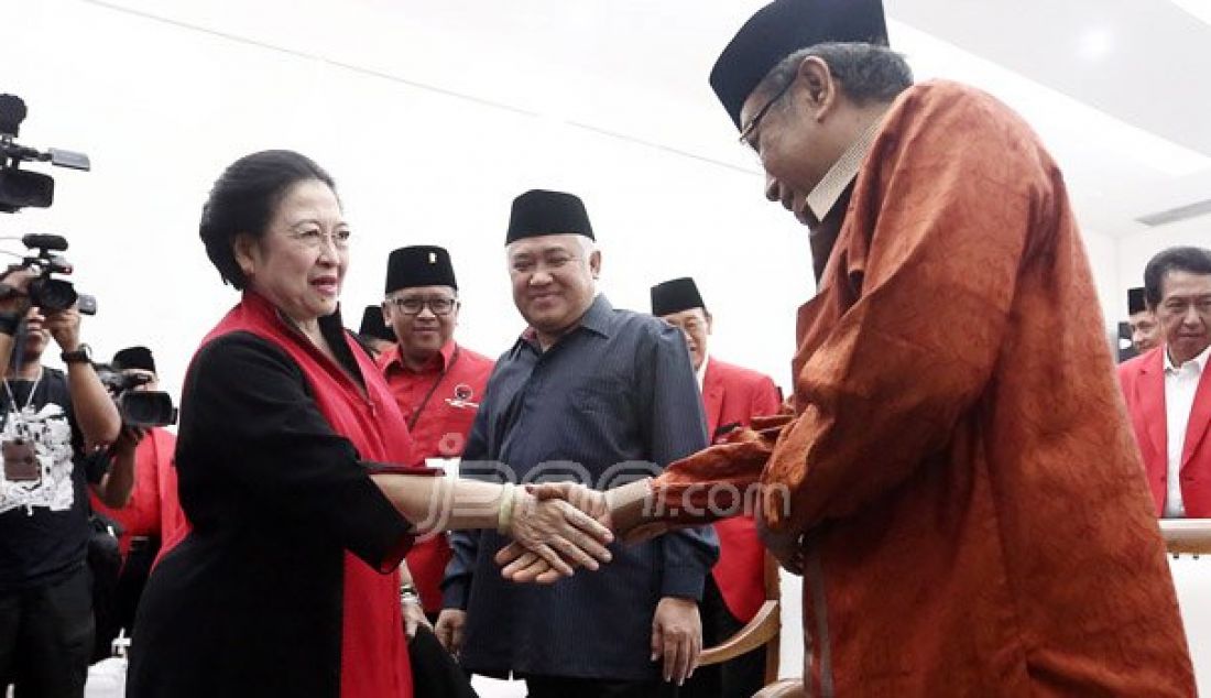 Ketua Umum PDI Perjuangan Megawati Soekarnoputri melantik pengurus pusat Bamusi 2016-2020, Jakarta, Kamis (8/9). Pelantikan dihadiri Ketua Umum PBNU KH Said Aqil Siroj, Ketua PP Muhammadiyah Prof Syafiq A Mughni dan Ketua Dewan Pertimbangan MUI Prof Din Syamsuddin. Foto: Ricardo/JPNN.com - JPNN.com