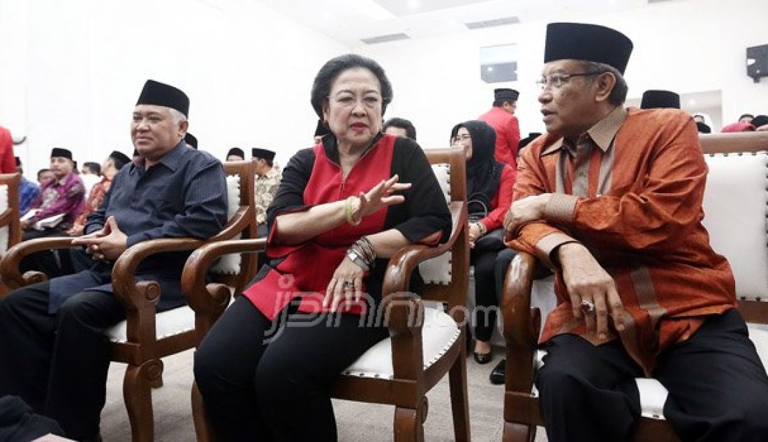 Ketua Umum PDI Perjuangan Megawati Soekarnoputri melantik pengurus pusat Bamusi 2016-2020, Jakarta, Kamis (8/9). Pelantikan dihadiri Ketua Umum PBNU KH Said Aqil Siroj, Ketua PP Muhammadiyah Prof Syafiq A Mughni dan Ketua Dewan Pertimbangan MUI Prof Din Syamsuddin. Foto: Ricardo/JPNN.com - JPNN.com