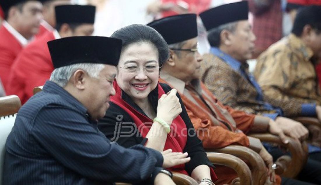 Ketua Umum PDI Perjuangan Megawati Soekarnoputri melantik pengurus pusat Bamusi 2016-2020, Jakarta, Kamis (8/9). Pelantikan dihadiri Ketua Umum PBNU KH Said Aqil Siroj, Ketua PP Muhammadiyah Prof Syafiq A Mughni dan Ketua Dewan Pertimbangan MUI Prof Din Syamsuddin. Foto: Ricardo/JPNN.com - JPNN.com