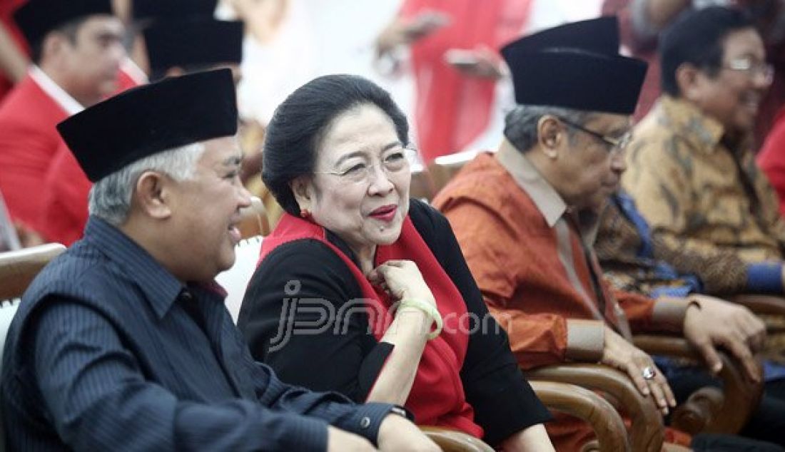 Ketua Umum PDI Perjuangan Megawati Soekarnoputri melantik pengurus pusat Bamusi 2016-2020, Jakarta, Kamis (8/9). Pelantikan dihadiri Ketua Umum PBNU KH Said Aqil Siroj, Ketua PP Muhammadiyah Prof Syafiq A Mughni dan Ketua Dewan Pertimbangan MUI Prof Din Syamsuddin. Foto: Ricardo/JPNN.com - JPNN.com