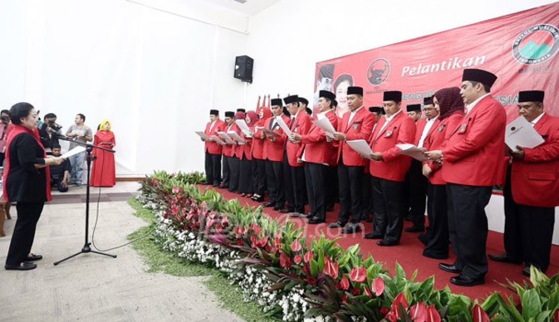 Ketua Umum PDI Perjuangan Megawati Soekarnoputri melantik pengurus pusat Bamusi 2016-2020, Jakarta, Kamis (8/9). Pelantikan dihadiri Ketua Umum PBNU KH Said Aqil Siroj, Ketua PP Muhammadiyah Prof Syafiq A Mughni dan Ketua Dewan Pertimbangan MUI Prof Din Syamsuddin. Foto: Ricardo/JPNN.com - JPNN.com