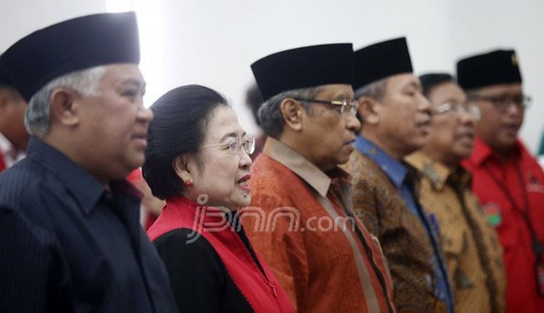 Ketua Umum PDI Perjuangan Megawati Soekarnoputri melantik pengurus pusat Bamusi 2016-2020, Jakarta, Kamis (8/9). Pelantikan dihadiri Ketua Umum PBNU KH Said Aqil Siroj, Ketua PP Muhammadiyah Prof Syafiq A Mughni dan Ketua Dewan Pertimbangan MUI Prof Din Syamsuddin. Foto: Ricardo/JPNN.com - JPNN.com