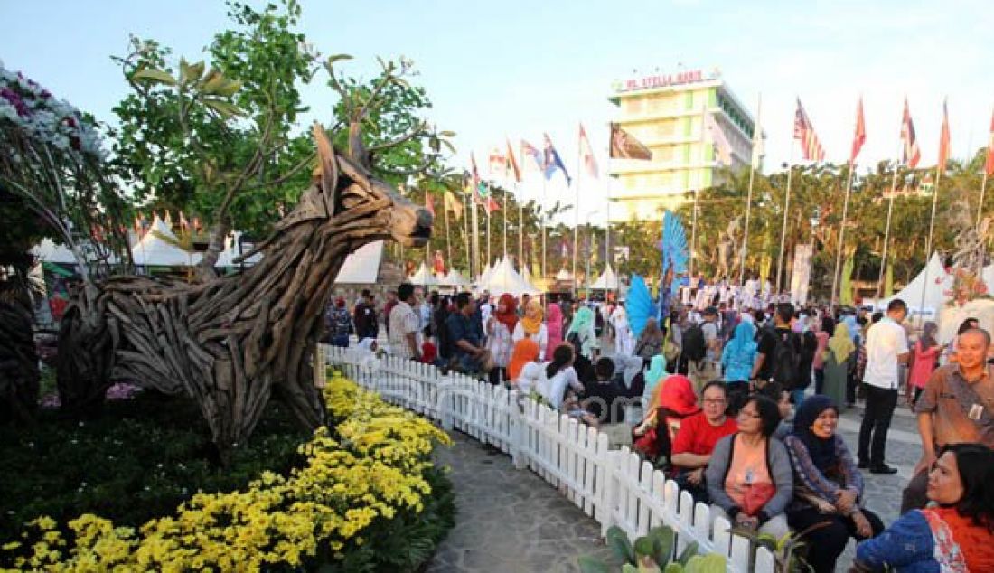 Warga Makassar memadati Anjungan Pantai Losari Makassar menyaksikan acara Makassar International Eight Festival and Forum (F8) venue utama di Anjungan City of Makassar, Kamis (8/9). Foto: Ardiansyah/FAJAR - JPNN.com