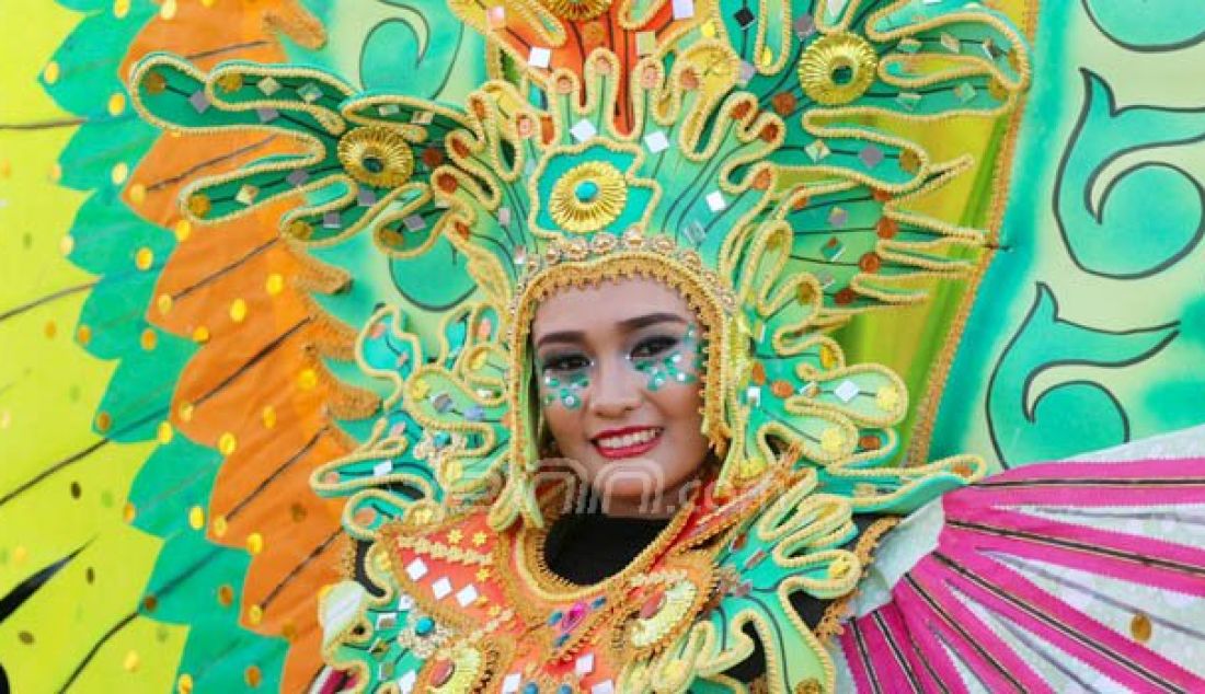 Peserta karnaval memperlihatkan rancangan hasil kreasi sendiri pada acara Makassar International Eight Festival and Forum (F8) venue utama di Anjungan City of Makassar, Kamis (8/9). Foto: Ardiansyah/FAJAR - JPNN.com