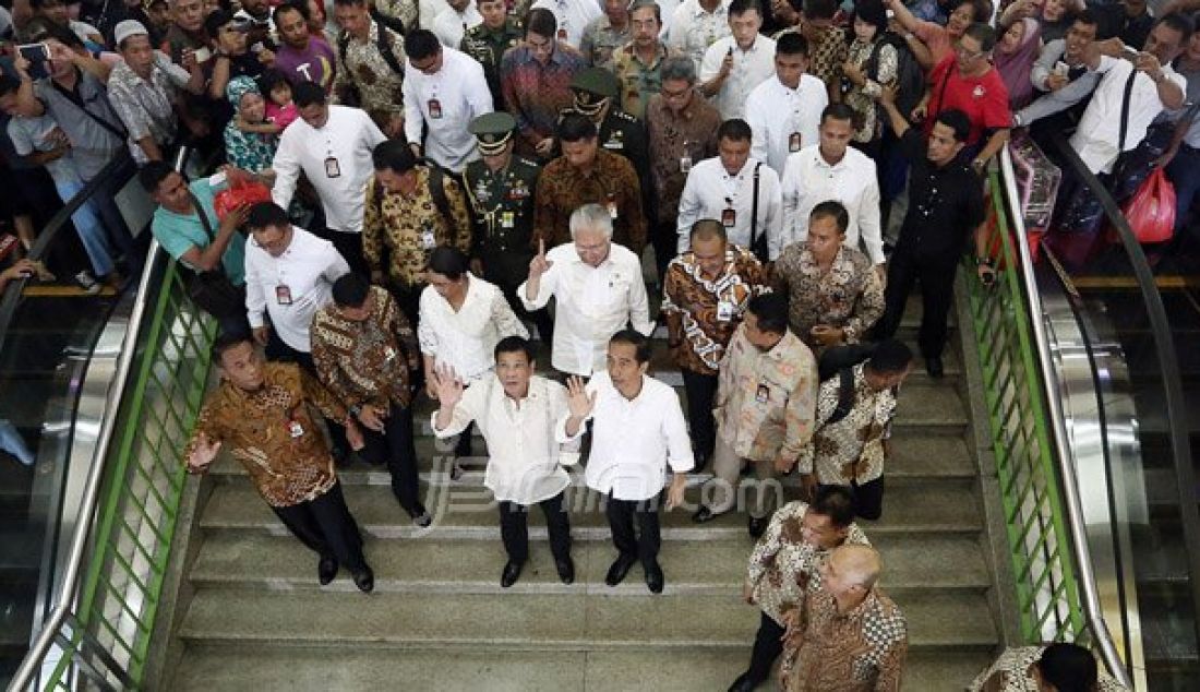 Presiden Joko Widodo bersama Presiden Filipina, Rodrigo Duterte mengunjungi Pasar Tanah Abang, Jakarta, Jumat (9/9). Foto: Ricardo/JPNN.com - JPNN.com