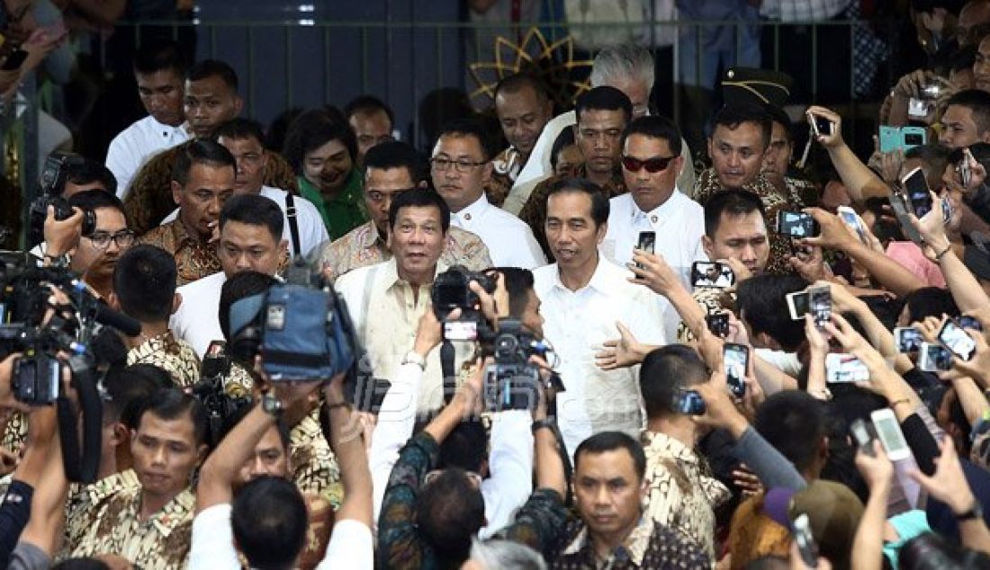 Presiden Joko Widodo bersama Presiden Filipina, Rodrigo Duterte mengunjungi Pasar Tanah Abang, Jakarta, Jumat (9/9). Foto: Ricardo/JPNN.com - JPNN.com