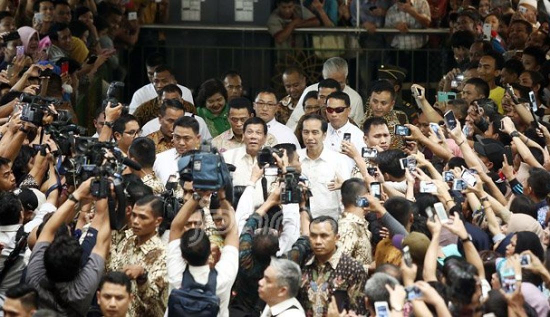 Presiden Joko Widodo bersama Presiden Filipina, Rodrigo Duterte mengunjungi Pasar Tanah Abang, Jakarta, Jumat (9/9). Foto: Ricardo/JPNN.com - JPNN.com