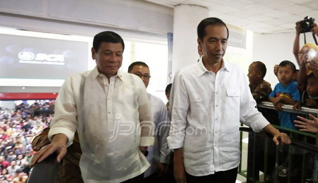 Presiden Joko Widodo bersama Presiden Filipina, Rodrigo Duterte mengunjungi Pasar Tanah Abang, Jakarta, Jumat (9/9). Foto: Ricardo/JPNN.com - JPNN.com