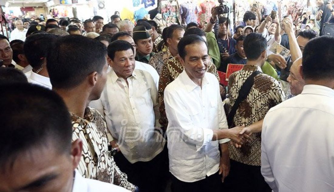 Presiden Joko Widodo bersama Presiden Filipina, Rodrigo Duterte mengunjungi Pasar Tanah Abang, Jakarta, Jumat (9/9). Foto: Ricardo/JPNN.com - JPNN.com