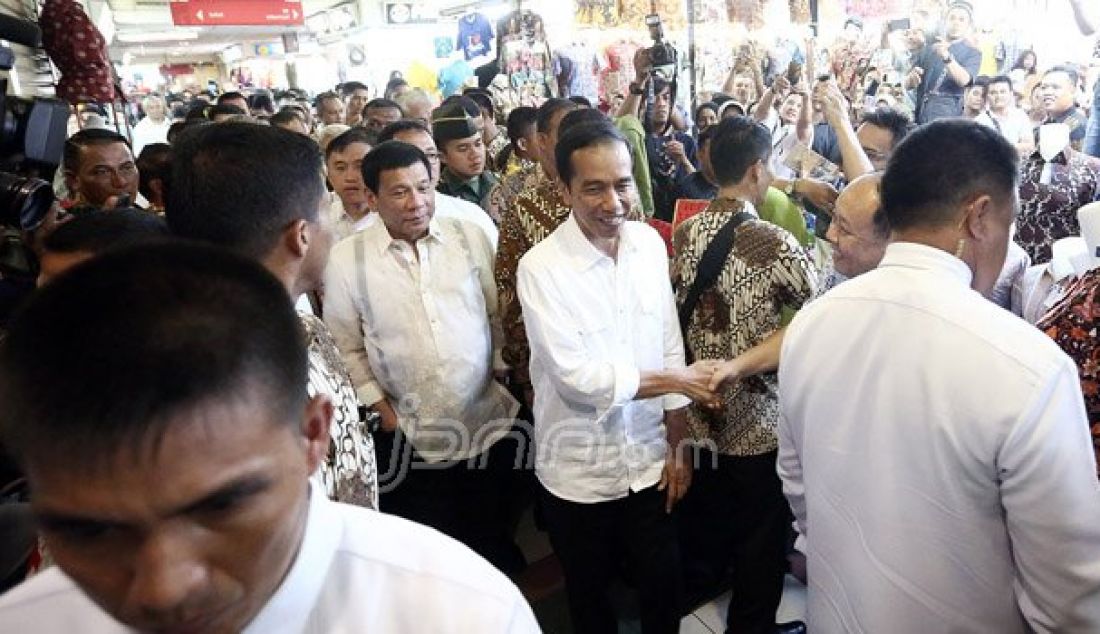 Presiden Joko Widodo bersama Presiden Filipina, Rodrigo Duterte mengunjungi Pasar Tanah Abang, Jakarta, Jumat (9/9). Foto: Ricardo/JPNN.com - JPNN.com