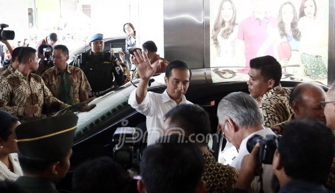 Presiden Joko Widodo bersama Presiden Filipina, Rodrigo Duterte mengunjungi Pasar Tanah Abang, Jakarta, Jumat (9/9). Foto: Ricardo/JPNN.com - JPNN.com